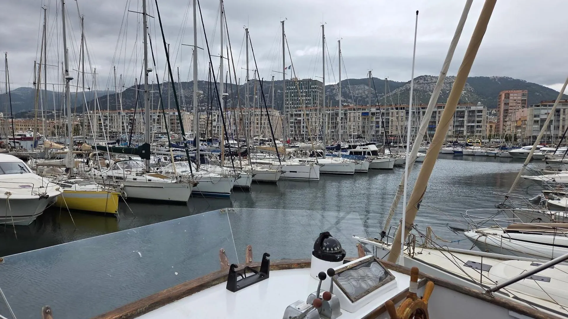 Hotel Bateau De Legende Tolone 0*,  Francia